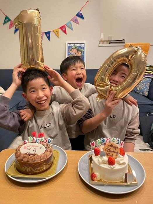 2700ツネの妻 双子の息子達の誕生日を祝福 離れていく時があるはず 話題 Abema Times