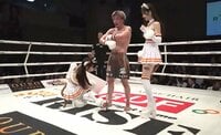 【映像】“脚長”ラウンドガールを困惑させた試合後の「珍事」