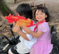 アレクサンダー『お兄ちゃんとバギーに乗って嬉しそうな美人ちゃん』