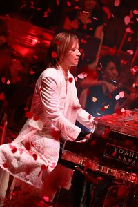 YOSHIKI、オーケストラをバックに “ウルトラFES” のラストを飾る　『復活』への第1歩
