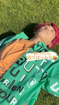 「デートに来たのにぷっくぷー」EXIT・りんたろー。屋上で眠る相方・兼近の動画を公開し話題