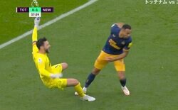 正面衝突でブッ飛ばされたゴールキーパー！無人のゴールに無慈悲なフィニッシュ、判定に猛抗議も実らず