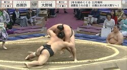 力士がすごい勢いで崩れ落ちる瞬間