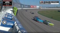 「あんなに横になっているのは見たことない」米レースで“壁走り”の衝撃事故 「壁を走るなんてクレイジーだ」ドライバー自身も驚愕