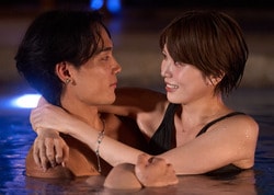 夜のプールで水着美女の密着ハグ！“寸止め”にスタジオ大興奮「めちゃくちゃエロい」