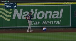 「迷惑な」「なにやっとんねん」グラウンドに落ちてきたのはまさかの……外野手もお手上げの爆笑シーン