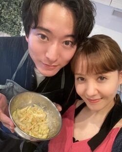 「キュンキュンさせられる」浅香航大＆トリンドル玲奈の料理中の“幸せ2ショット”にファン歓喜