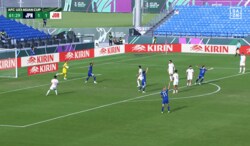 「ルール変わったんか？」日本代表への“謎ジャッジ”にファン唖然！「手で取ったぞ…」「ギャグかよw」バックパスを敵GKがキャッチ→まさかのファウルなし【U23アジアカップ】