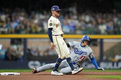 一体、何が起きた…！？ 大谷翔平に「ドン引き」相手捕手が混乱… 隙を突いた“爆速盗塁”「油断できないな」