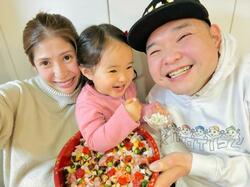  内山信二の妻、家族3人での“最後のひな祭り”の様子「来年はもっと賑やかだなぁ」 