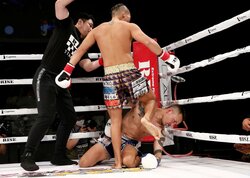 会場に響くパンチ音、ダウンと同時にドクターが…　“1分間のド突き合い”は衝撃KO決着