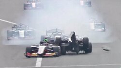 時速300キロ超の直線で“車が浮き上がる”…F1も開催した名コースでカメラが捉えた衝撃の「危機一髪」