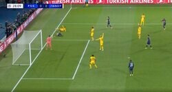 ファウルの基準が分からねえ！退場レベルの“殺人タックル”が炸裂した瞬間　エンバペ、審判に嫌われてるだけ…？ 足裏が刺さり吹っ飛ばされてもオフサイドで無効