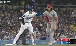 一体、何があった…！？ 大谷翔平、盗塁でハプニング発生→優しすぎる“神対応”の瞬間「なんだこの展開w」「優しい世界だな」