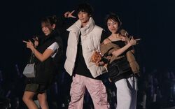 人気YouTuberグループ・ばんばんざい、決めポーズに歓喜の声！るなは美脚も披露「美男美女」「鳥肌たった」