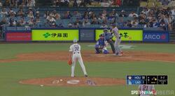 まさかの魔球…？野手登板のロハス、63キロの超スローボールにファン騒然「打ちにくそうw」「二刀流やん」