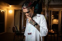 OZworld。  手巻きタバコ用ローリング・ペーパーの世界的ブランド、  “RAW” オフィシャル・ソングをリリース & MVも公開