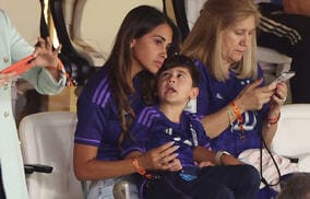 「あなたは世界チャンピオンよ！！」悲願達成のメッシ、支え続けた妻が労いと祝福！ 家族ショットにメッシとトロフィーとの3ショットにファン歓喜