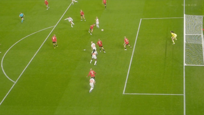 右足を振り抜く谷川萌々子