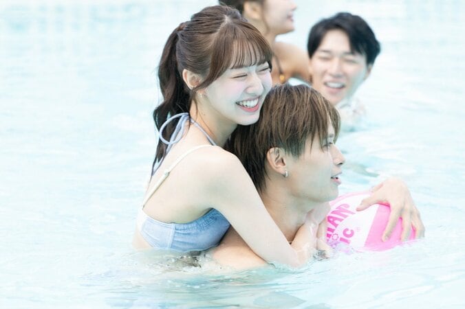 「目のやり場に困る」”神スタイル”童顔美女、勝負水着で飛び跳ねる姿にスタジオ騒然！プールパーティに「なんじゃこの集まり！」 5枚目