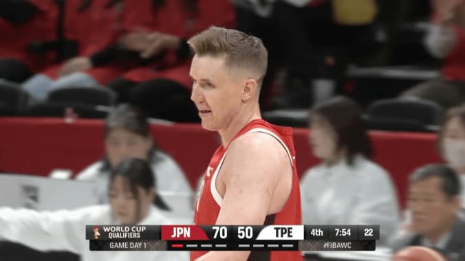 ガムシャラに飛び込む！208cm日本代表センターが“ハッスルプレー”「激アツすぎて泣ける」「貢献度が半端ない」仲間とファンの心を打った瞬間 4枚目