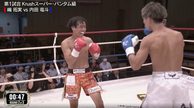 笑顔で詰め寄るも