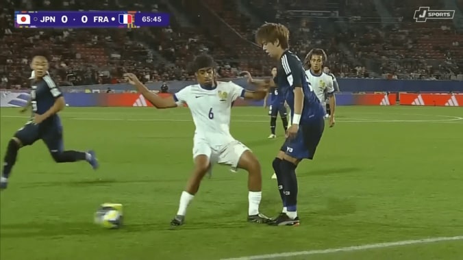 「そりゃキレるわ」日本代表10番が“爪先を踏みつけ”被害→レッドカード要求「大関くんに何してくれるんや」ファンも激怒【U-20W杯】 3枚目