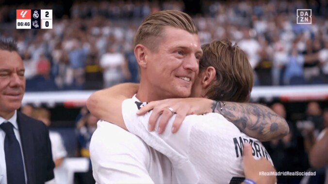 英雄モドリッチの目に涙…久保建英ら両チーム選手が花道→家族や盟友クロースと熱い抱擁「深夜に号泣」「マドリード史上最高の10番」ベルナベウ最終戦で感動セレモニー 5枚目