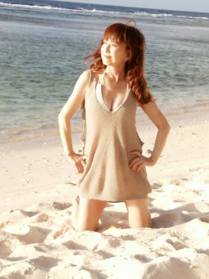 大場久美子、55歳で挑戦したグラビア撮影のオフショットを披露「55歳に見えない」「美魔女」の声 1枚目
