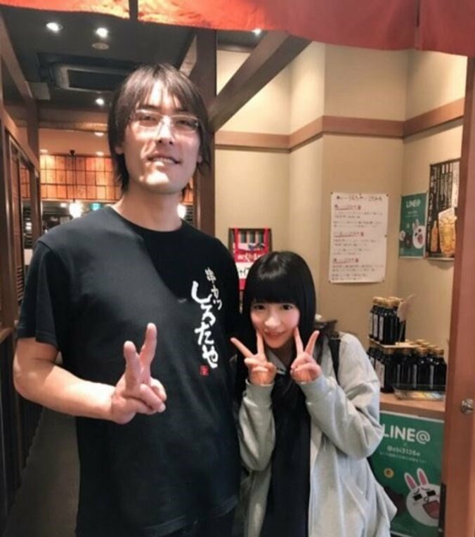 もえのあずき　ジャイアント白田との合成感あふれる2ショット公開 1枚目