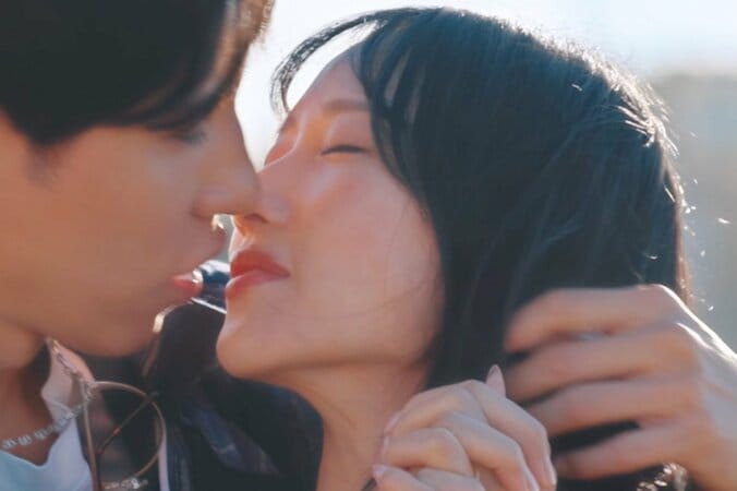 【写真・画像】オイルマッサージ中に突然のキス…“神スタイル”元社長秘書、イケメン内科医と大胆スキンシップ「恥ずかしい」　1枚目