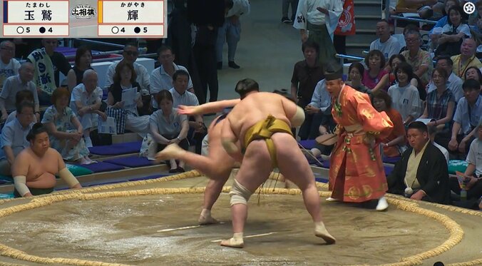 「これは衝撃映像」鉄人・玉鷲、行司を“なぎ倒し”土俵下へ落下「めっちゃ飛んだな」「大被弾」館内騒然 2枚目