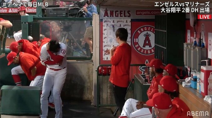 大谷翔平、ベンチに飛び込んできたファウルボールに「あぶね」 その姿に「あぶな」「避け方かわいい」の声 1枚目