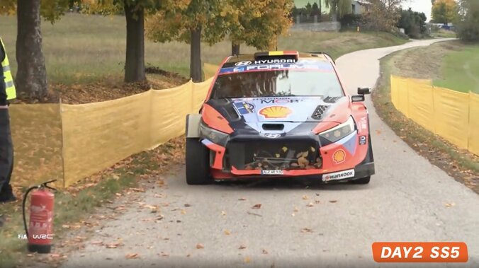 “公道最速”ラリーカー、ボンネット跳ね上がったまま大激走！ 視界半減も“全開”…目を疑う光景に37歳世界王者の意地 4枚目