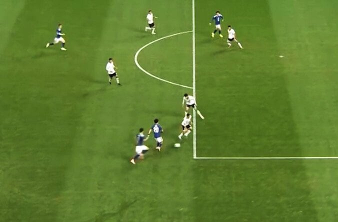 話題のノールックパス