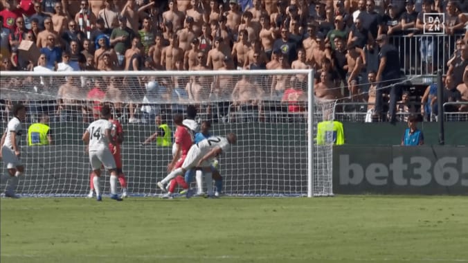 ワースト採点が続出…鈴木彩艶に現地メディアが辛辣「ネガティブな主役だ」「集中してなかった」ミスも絡んで痛恨２失点 5枚目