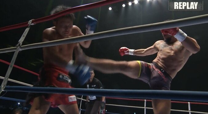右ハイで“立ったまま”失神させる衝撃KO 「34戦無敗、30KO」のファイターに戦慄走る 4枚目
