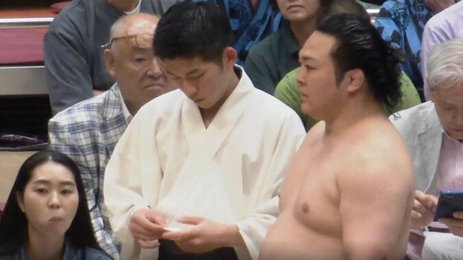 【写真・画像】「さすが漢」元十両力士、土俵下へ突き飛ばした相手力士に見せた“さりげない気遣い”に「つよいしやさしい」反響相次ぐ　1枚目