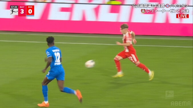 驚愕！17歳神童の“芸術的トラップ”が「メッシすぎる」後方からのパスをアウトサイドで完璧に操った瞬間「バイエルン・ファンは幸せ」 5枚目