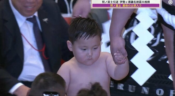 「口元そっくりで可愛い」照ノ富士、最後の土俵入り “そっくり”な息子にファン熱視線大の里に抱っこされ「将来の横綱」 3枚目