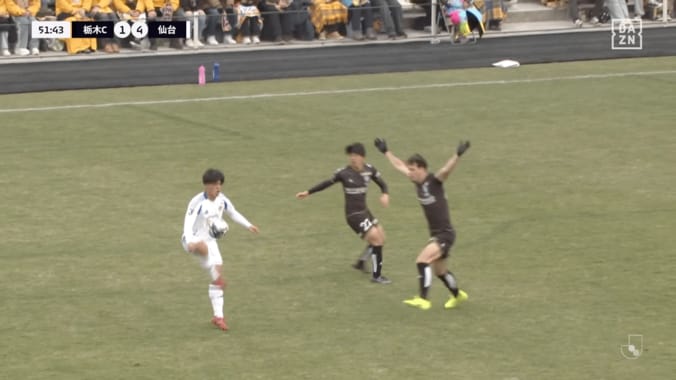 「本当に18歳か？」高校生FWが“神トラップ→25mループ”の衝撃弾！「バケモノルーキー」古屋歩夢がネイマール彷彿のプロ初得点 4枚目
