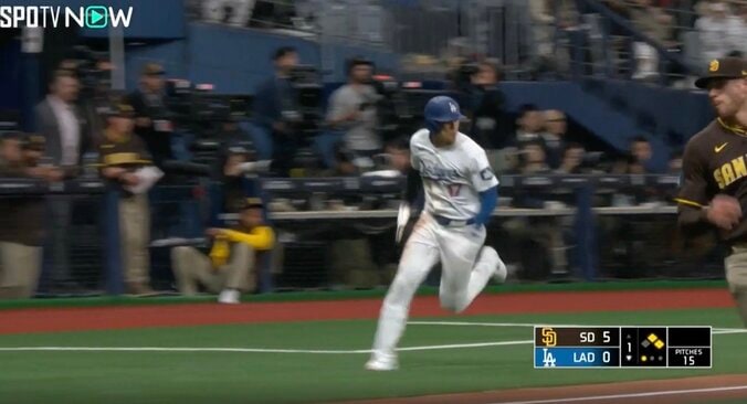 【写真・画像】大谷翔平は大丈夫なのか…？ 初球フルスイング→ヒット直後に見せた“気になる表情”　ファンから心配の声「察するな…」「雑音はバットで打ち消すのが一番」　1枚目