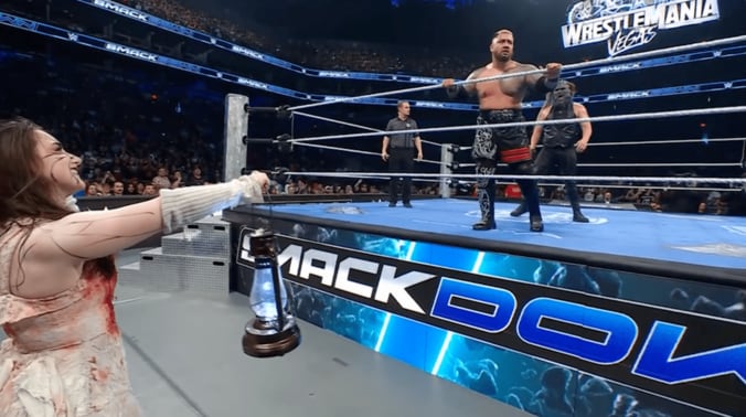 ランタンを奪い取るニッキー・クロス