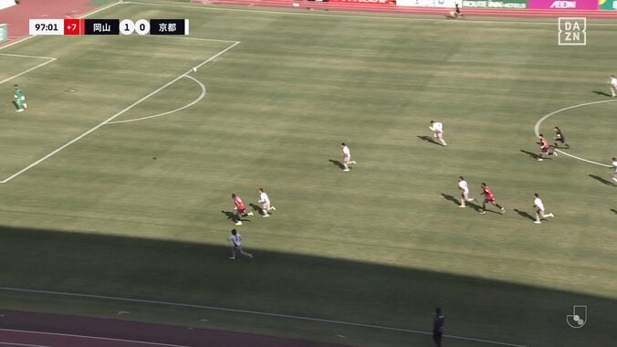 「ソロ鹿島るで声出た」重戦車ルカオ、4人相手のスーパー“ボールキープ”が話題「強すぎておもろい」「どうやったらボール取れるの」 3枚目