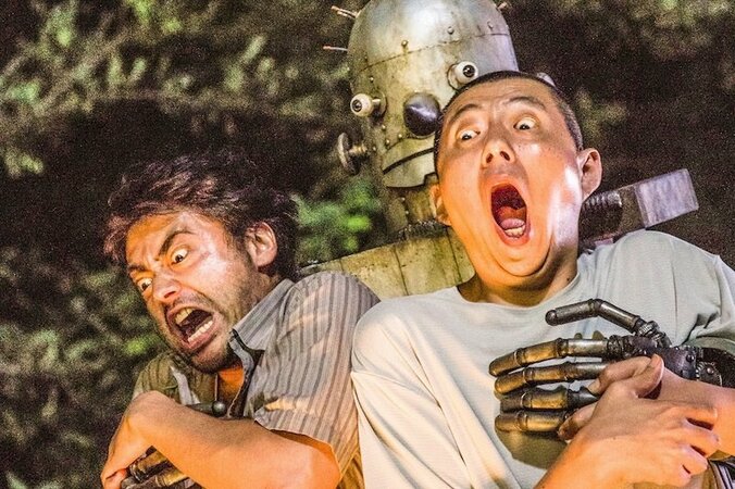 映画『ハード・コア』東京国際映画祭に出品決定　山下敦弘監督が“謎のロボット”とレッドカーペットを闊歩！？ 2枚目