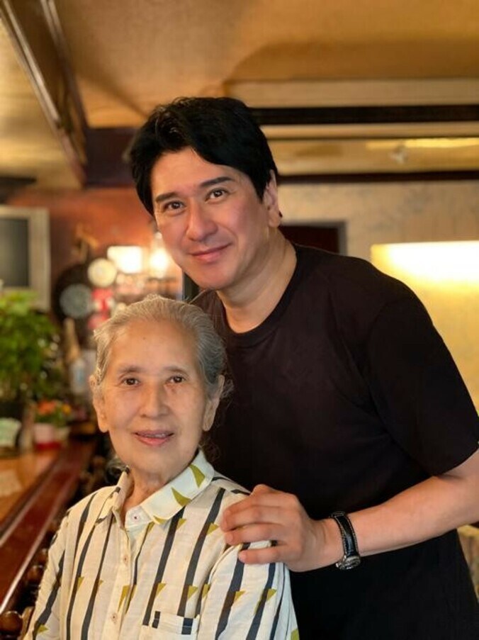 川崎麻世、87歳の母親との2ショットを公開「絵になる」「綺麗なお母様」の声  1枚目