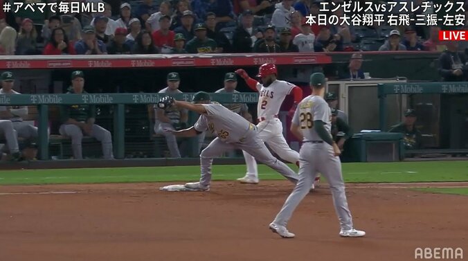 ガッツポーズの拍子に“ポロリ”落球 ナイスカバーが一転する珍事  「落としてる」「捕球後」ファンの意見は真っ二つ…結末は？ 2枚目