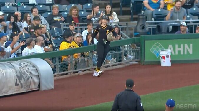 ド軍戦で敵軍ボールガールが「見事なキャッチ」 鋭いライナーを好捕し“笑顔”で観客魅了、米メディアも称賛 4枚目