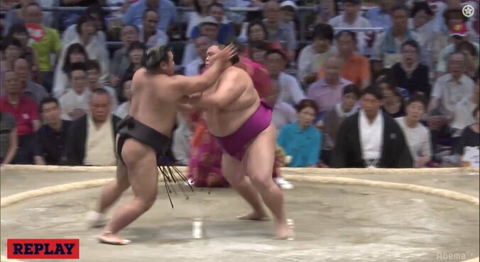 御嶽海、松鳳山を下して全勝キープ　元小結・旭道山「相手の動きが良く見えている」 1枚目