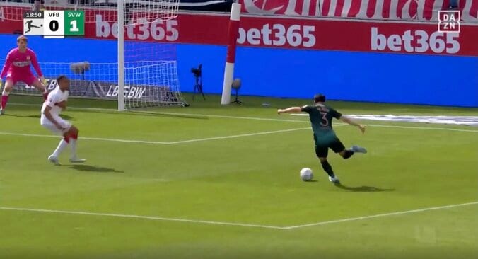 “ゴール確率6％”ゴラッソをアシスト！菅原由勢、“神パス”炸裂「そこ出すんか」「冷静すぎる」シュートフェイント→マイナス方向にリターン 2枚目